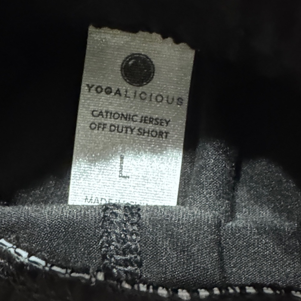 NWT-Yogalicious Black Women's Athletic Shorts Size L - Picture 2 of 6